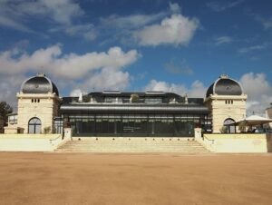 découvrez le casino joa de châtelaillon, profitez de jeux variés, machines à sous, table de poker, restaurant et animations dans une ambiance conviviale en bord de mer près de la rochelle.
