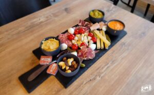 découvrez le meilleur bar à jeux de lyon, un lieu convivial pour partager des moments ludiques entre amis autour d'une large sélection de jeux et de boissons.