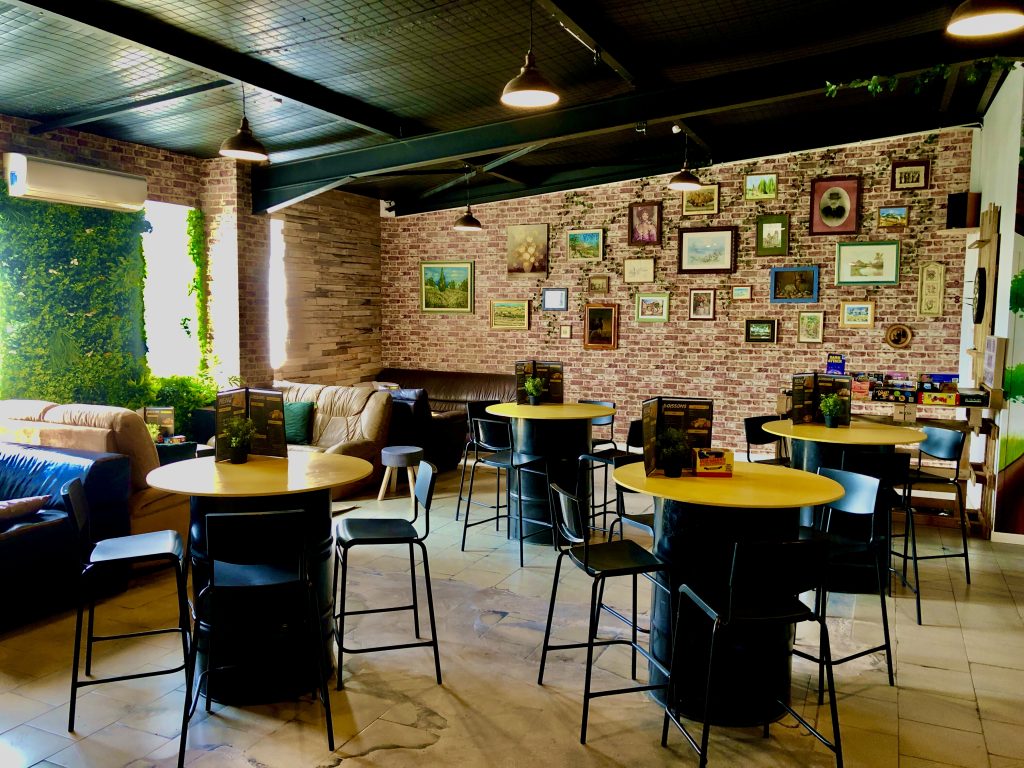 découvrez les meilleurs bars à jeux à aix-en-provence pour une soirée conviviale entre amis autour de nombreux jeux de société.