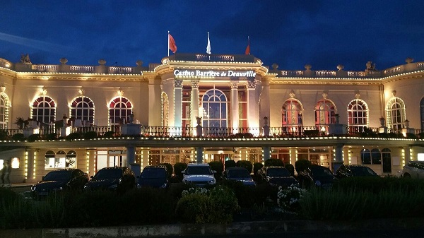 découvrez notre sélection des meilleurs casinos à tours : jeux, ambiance, services, animations et bonnes adresses pour vivre des soirées inoubliables dans les établissements les plus réputés de la ville.