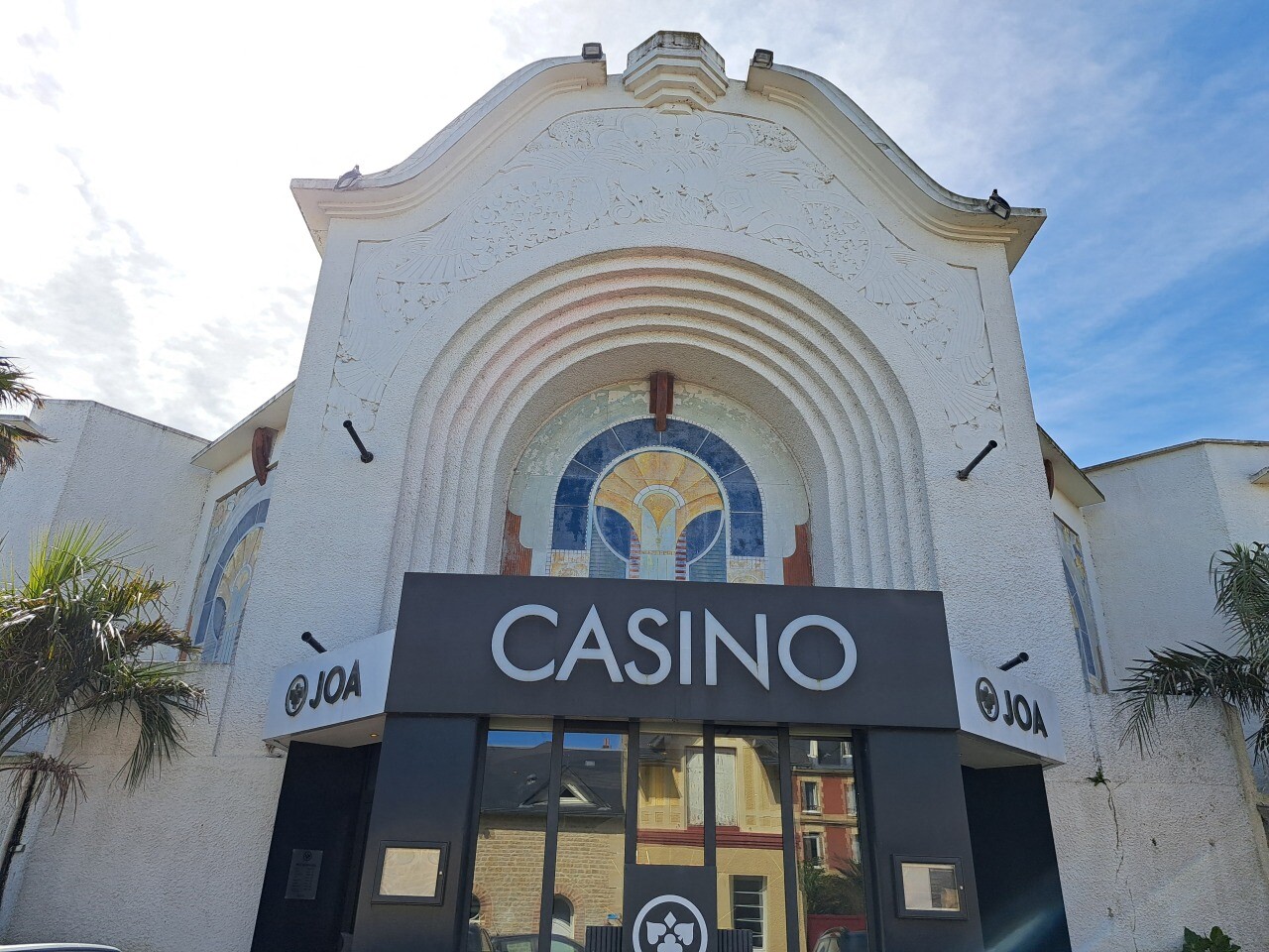 découvrez le meilleur casino près du mans pour des expériences de jeu inoubliables, avec une large gamme de machines à sous, jeux de table et animations.
