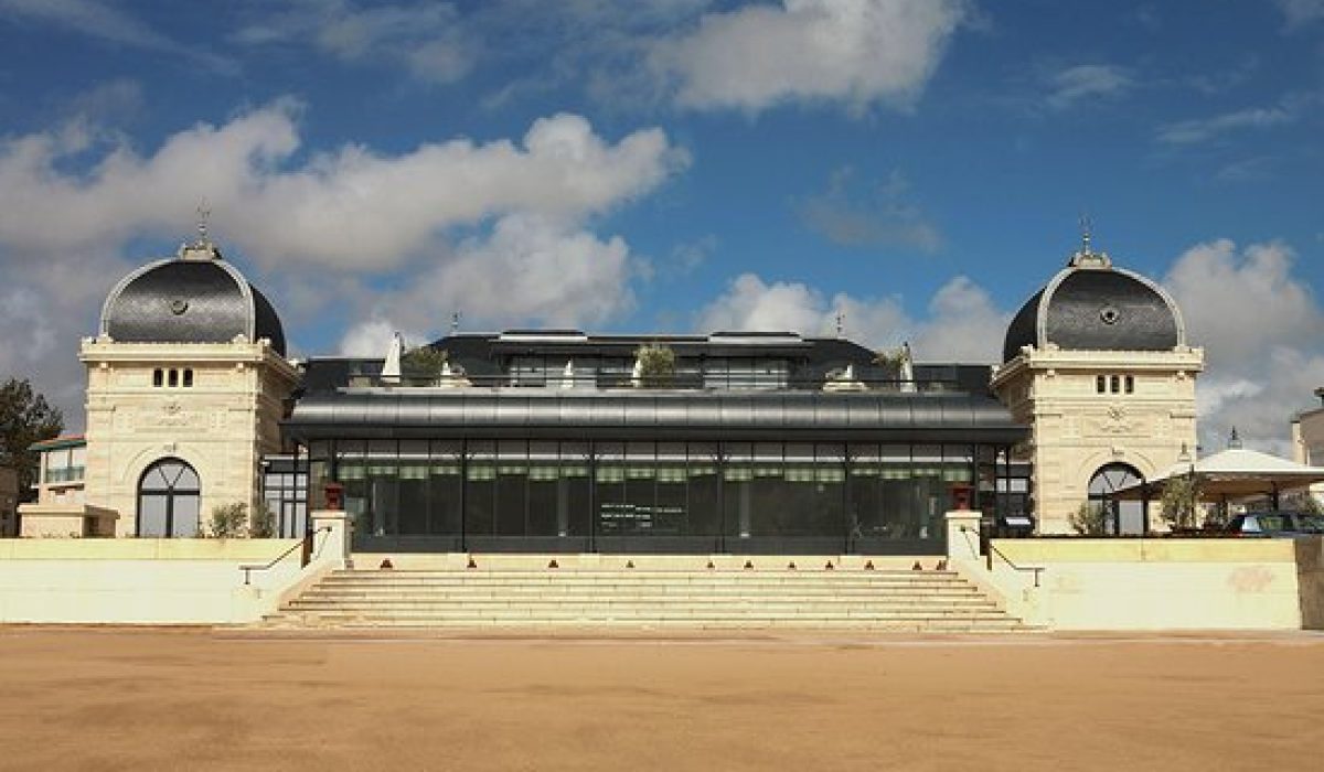 découvrez le casino joa de châtelaillon, profitez de jeux variés, machines à sous, table de poker, restaurant et animations dans une ambiance conviviale en bord de mer près de la rochelle.